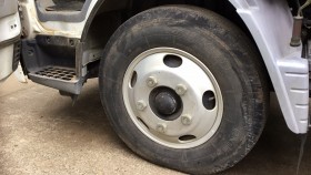 タイヤホイール前