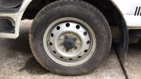 タイヤホイール前