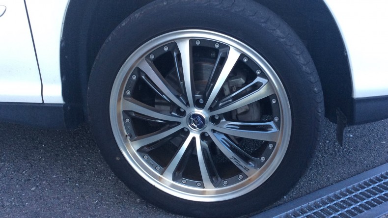 タイヤホイール前