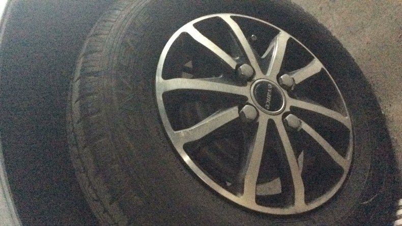 タイヤホイール前