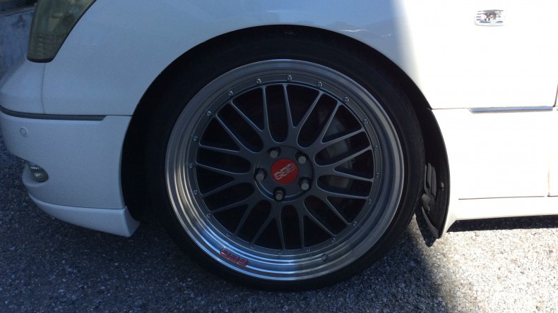 タイヤホイール前