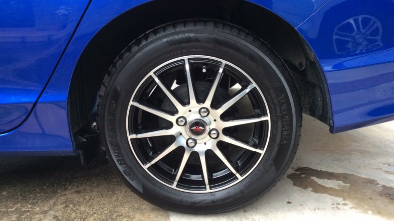 タイヤホイール前