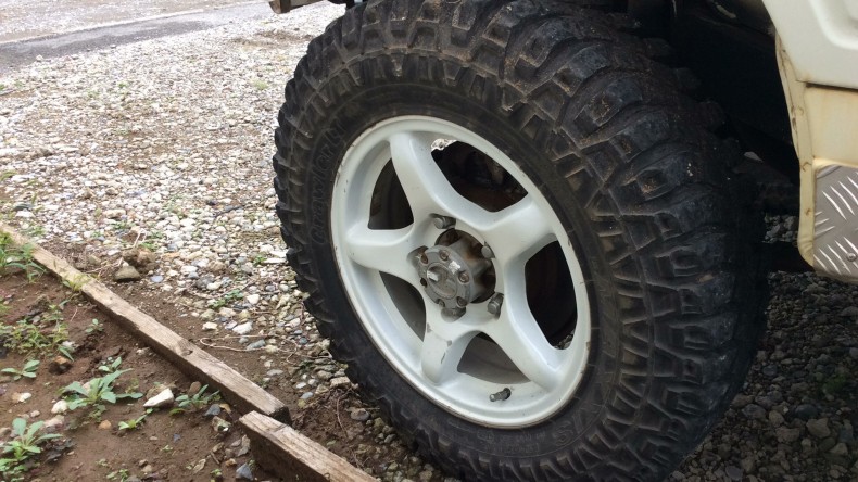 タイヤホイール前