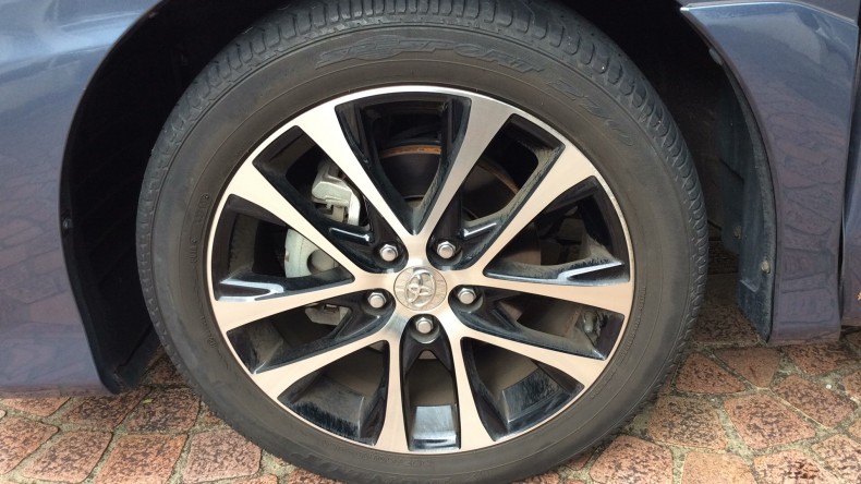 タイヤホイール前