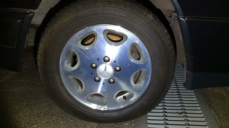 タイヤホイール前