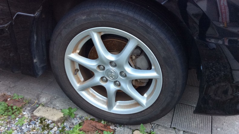 タイヤホイール前