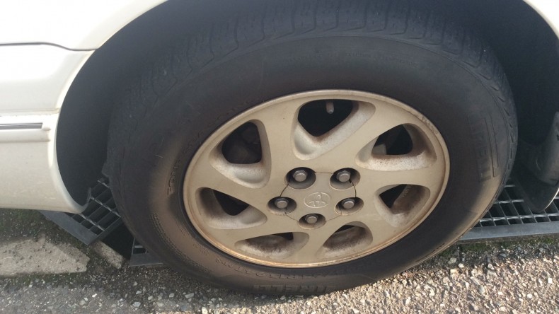 タイヤホイール前