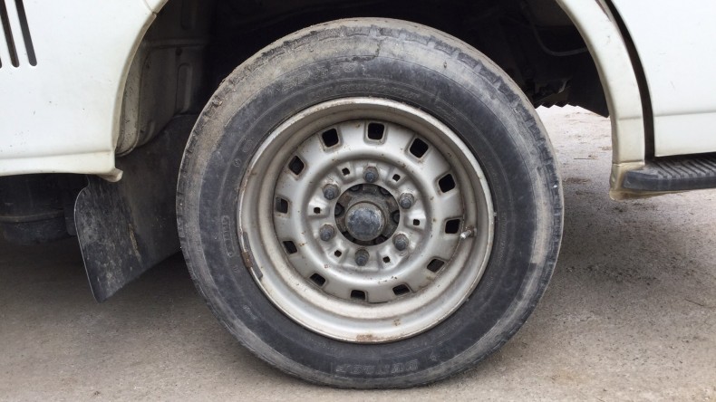 タイヤホイール前