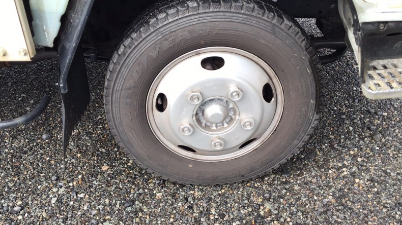 タイヤホイール前