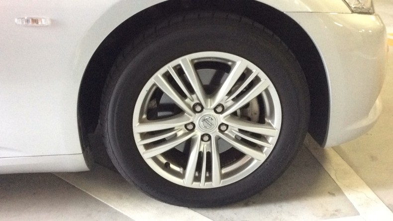 タイヤホイール前