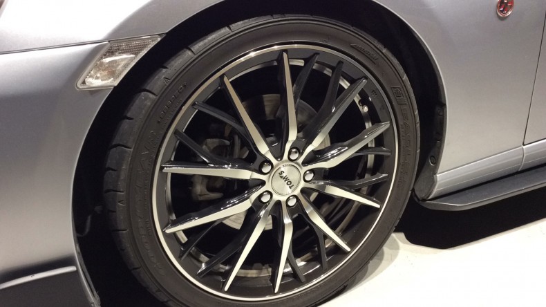 タイヤホイール前