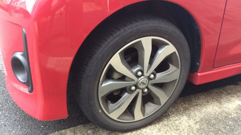 タイヤホイール前