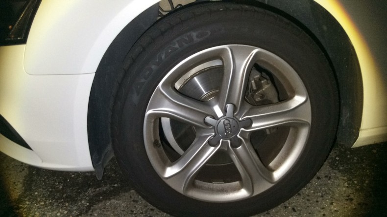 タイヤホイール前