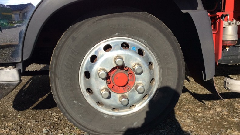 タイヤホイール前