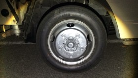 タイヤホイール前