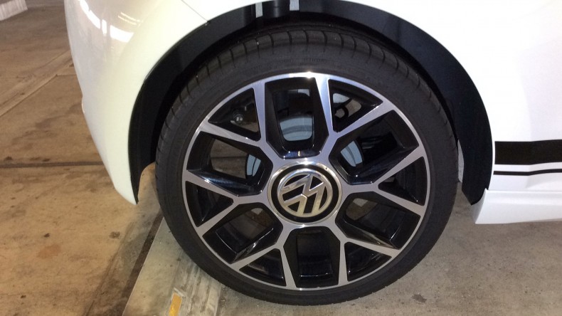 タイヤホイール前