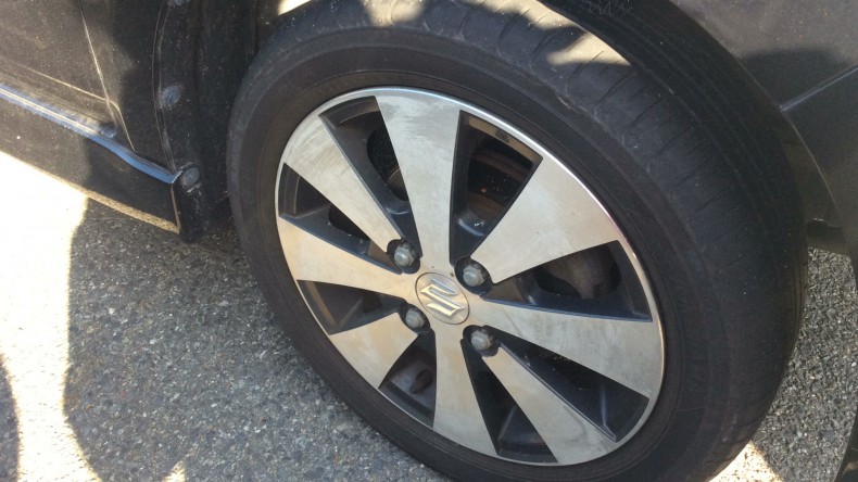 タイヤホイール前