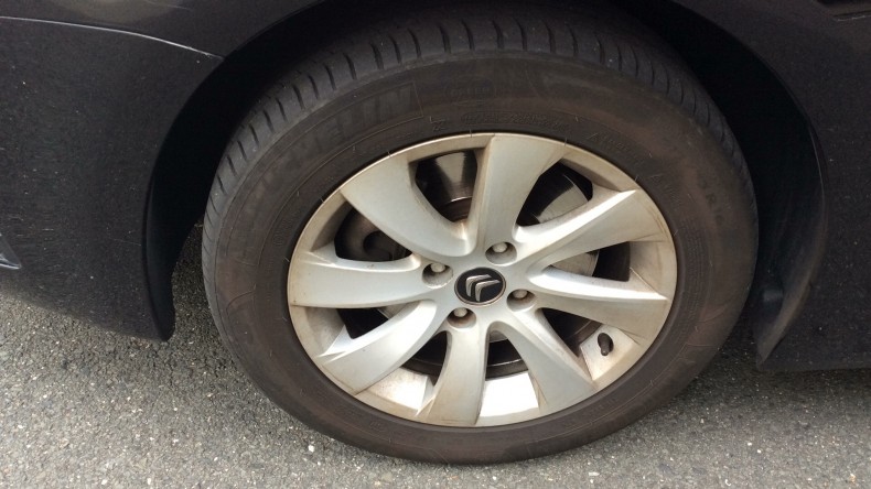 タイヤホイール前