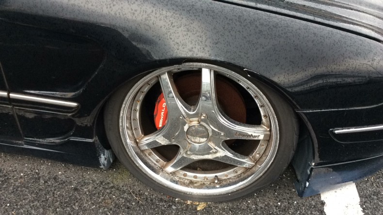 タイヤホイール前