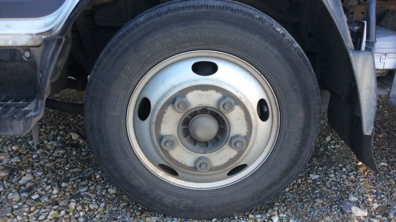 タイヤホイール前