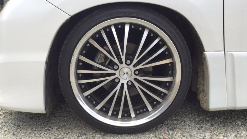 タイヤホイール前