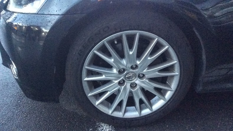 タイヤホイール前