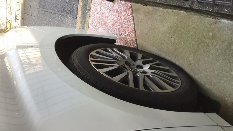 タイヤホイール前