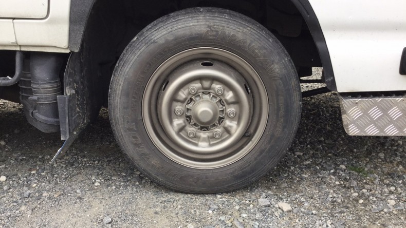 タイヤホイール前