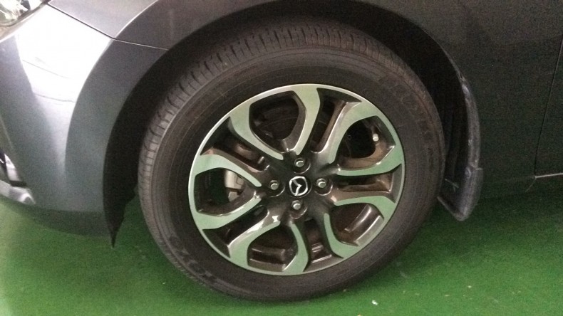 タイヤホイール前