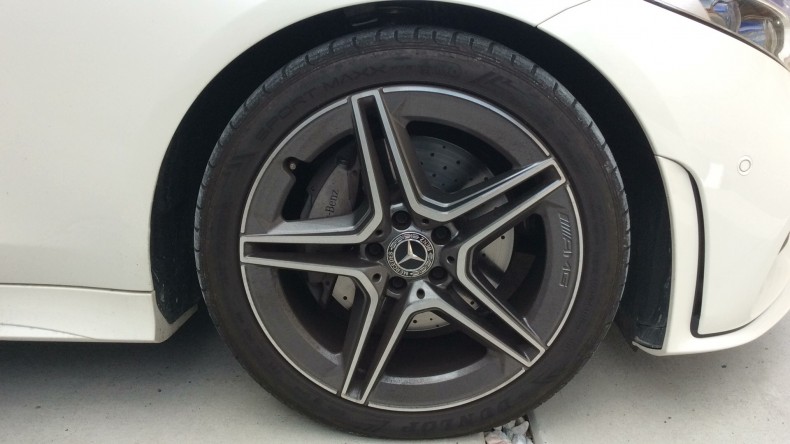 タイヤホイール前