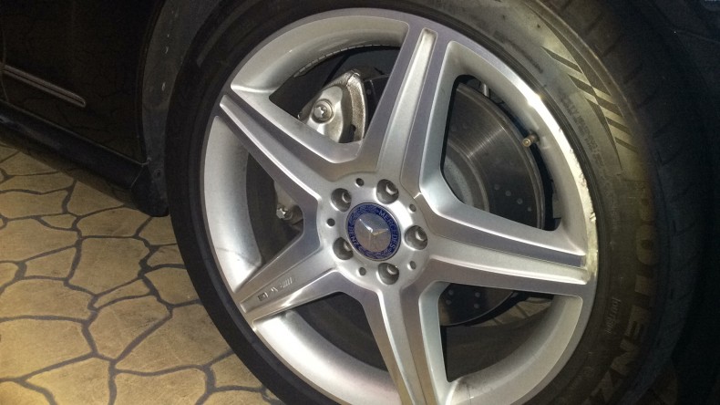 タイヤホイール前