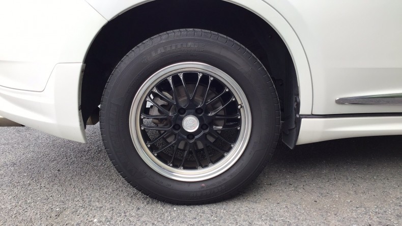 タイヤホイール前