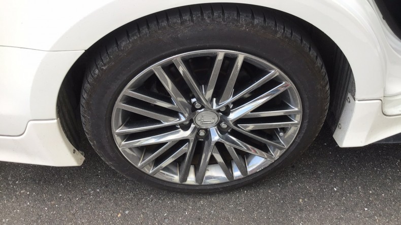 タイヤホイール前