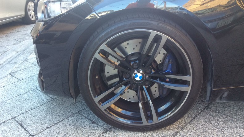 タイヤホイール前