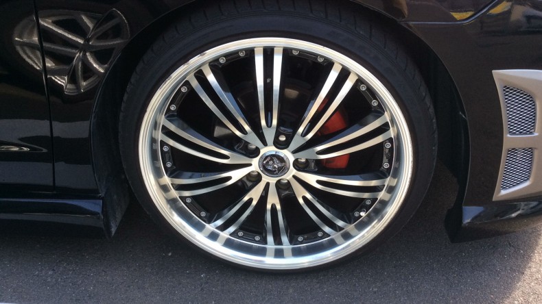 タイヤホイール前