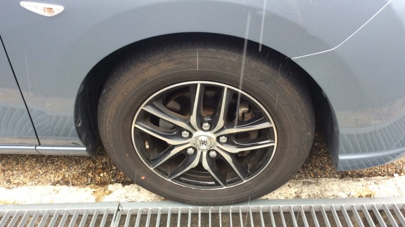 タイヤホイール前