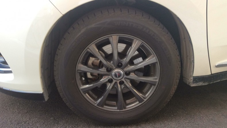 タイヤホイール前