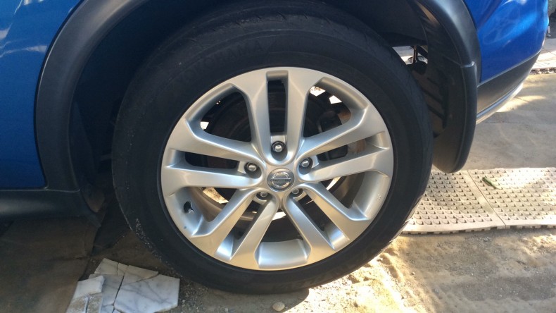 タイヤホイール前