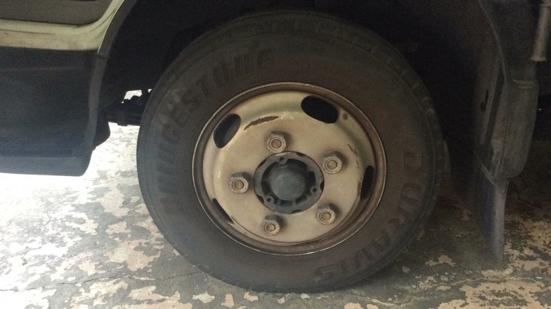 タイヤホイール前