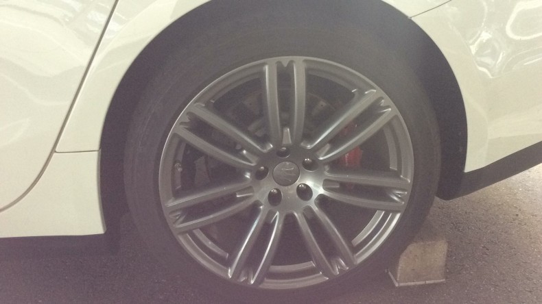 タイヤホイール前