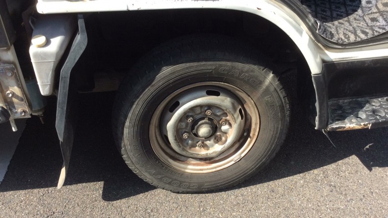 タイヤホイール前