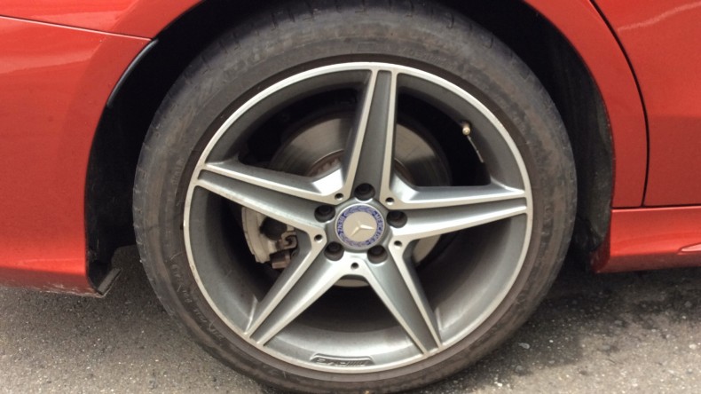 タイヤホイール前