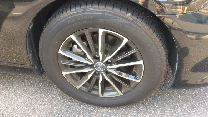 タイヤホイール前