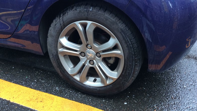 タイヤホイール前