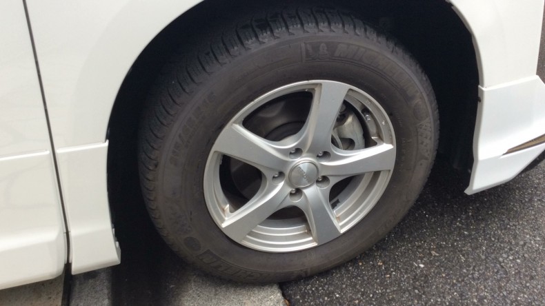 タイヤホイール前