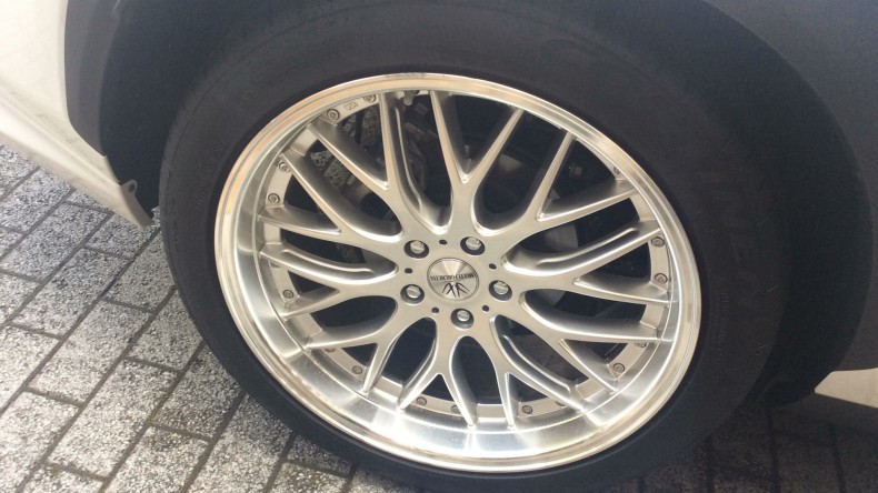 タイヤホイール前