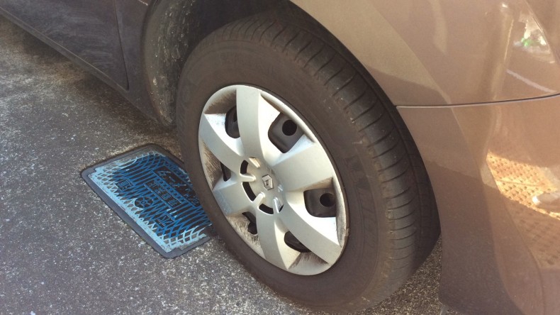 タイヤホイール前