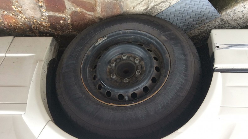 タイヤホイール前