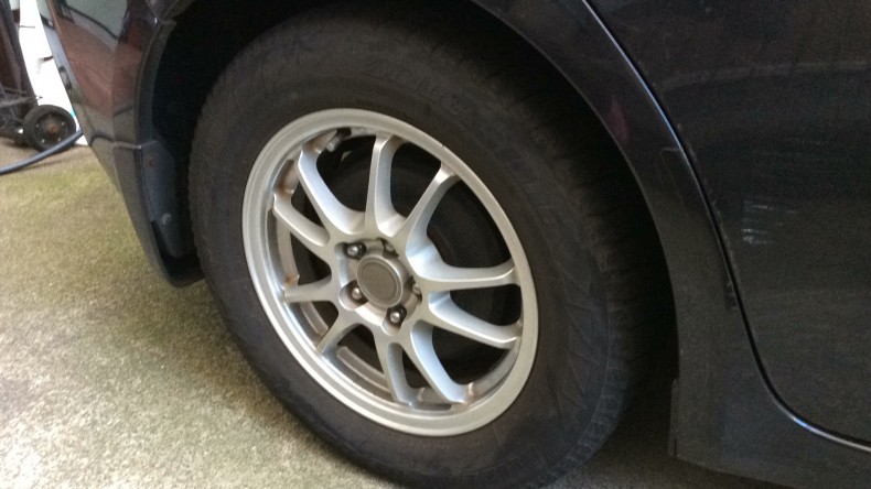 タイヤホイール前