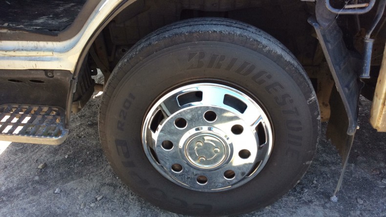 タイヤホイール前